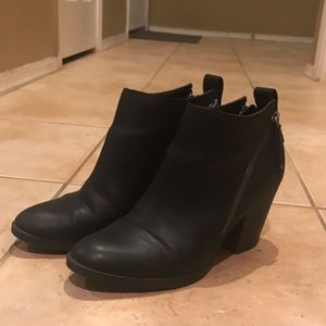 Super cute Black heel booties